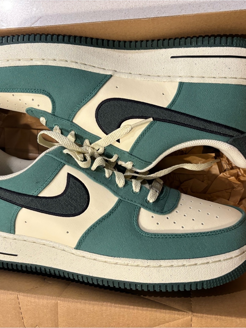 Nike Men's Low-Top Sneakers in Teal, Cream & Black